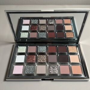 HUDA BEAUTY “ICY NUDE” EYE SHADOW PALETTE *NEW IN BOX”